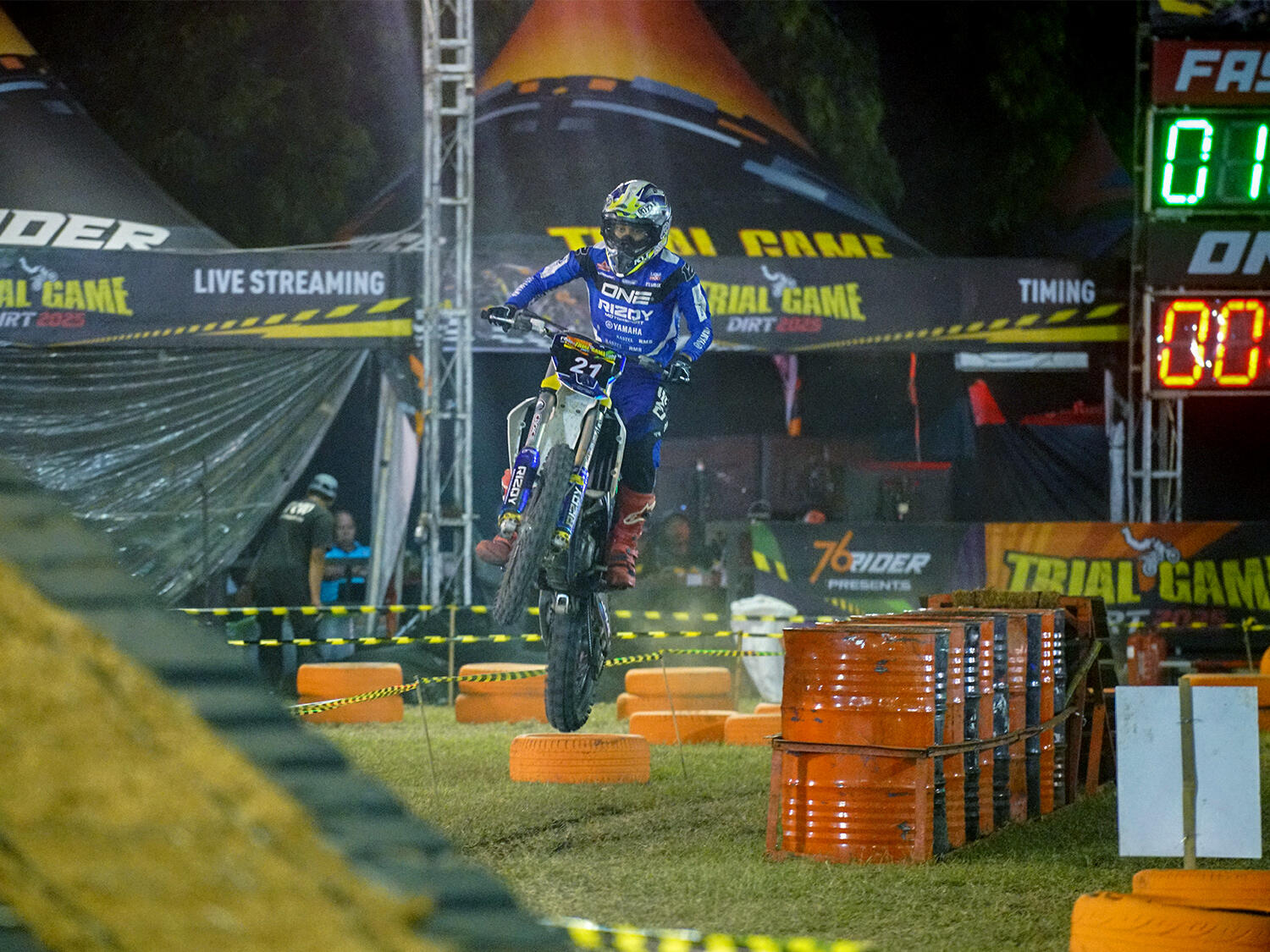 Andreas Damara melewati jumpingan super bowl tong